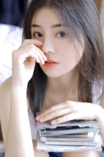 运动服小姐姐白嫩肌肤居家写真