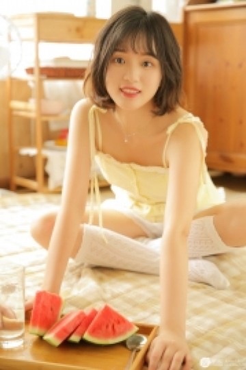 西瓜味萌妹子齐耳短发居家写真