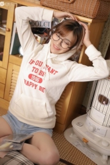 眼镜美女调皮搞怪俏皮可爱写真