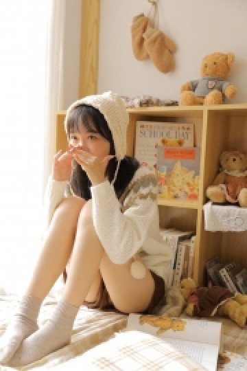 齐刘海萌妹子修长美腿居家写真