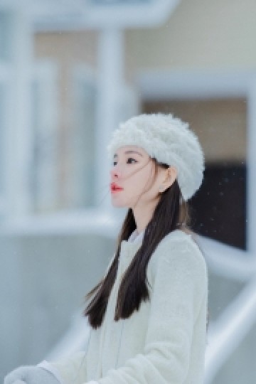 长发美女红唇雪肤冬日雪地写真