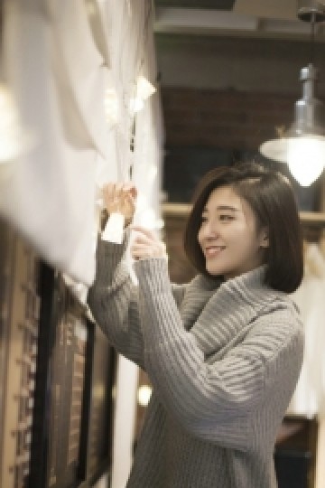 小清新短发美女治愈系笑容写真