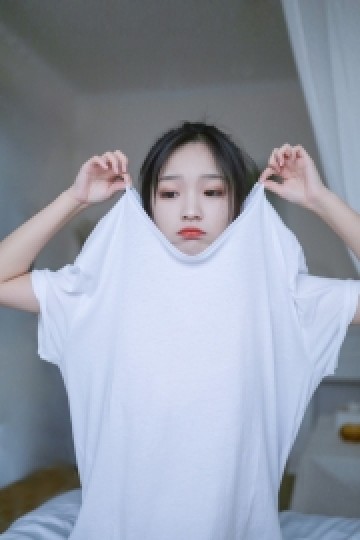 白嫩美女牛仔热裤美腿玉足写真
