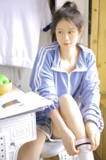 马尾辫美女休闲运动服教室写真