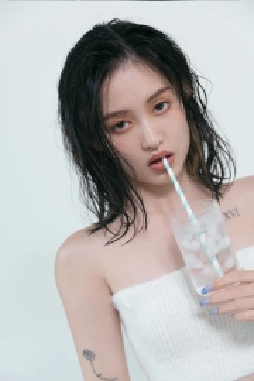 漂亮美眉抹胸背心香肩锁骨写真