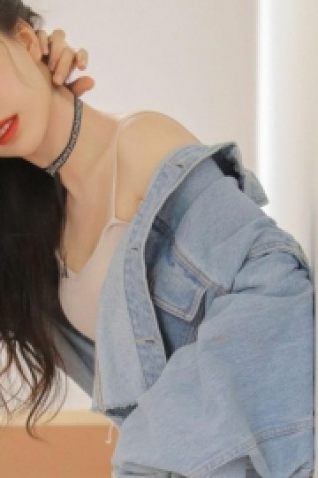 红唇雪肤美女御姐吊带香肩写真