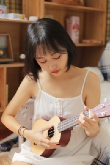 可爱短发美女萝莉吊带睡裙写真