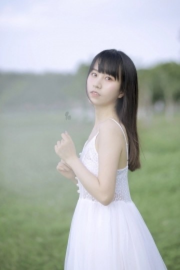 吊带白裙美女精致侧颜户外写真
