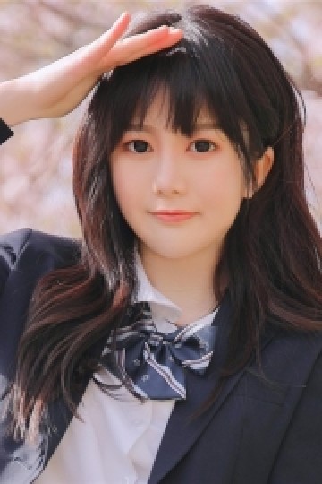 樱花树下制服美女长发飘飘写真