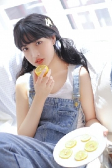 双马尾少女牛仔背带裤居家写真