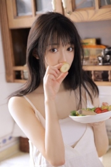 吊带白裙美女萝莉长发披肩写真