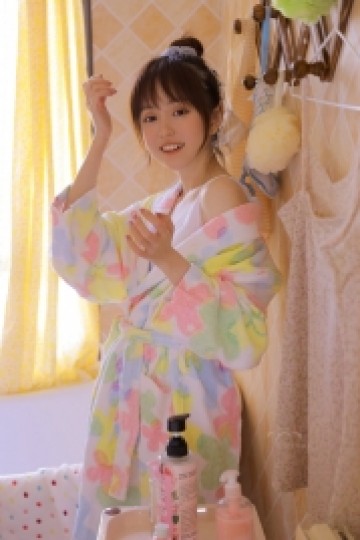 浴袍美女小露香肩室内个人写真