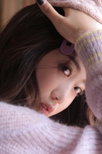 毛衣美女牛仔热裤修长美腿写真