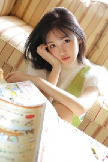 齐肩短发美女嘟嘴卖萌私房写真