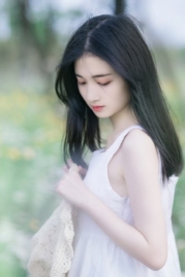 小清新美女白色连衣裙草丛写真