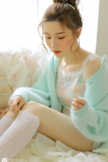 丸子头小姐姐白丝美腿私房写真
