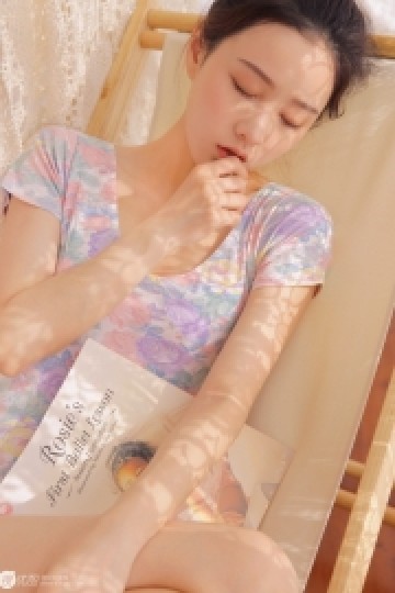 碎花连体衣美少女苗条身材写真