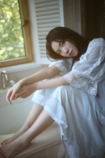 邻家女孩露肩白裙清新脱俗写真