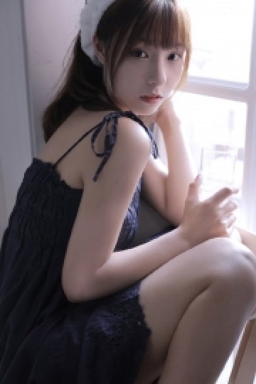 吊带裙美少女香肩美腿私房写真