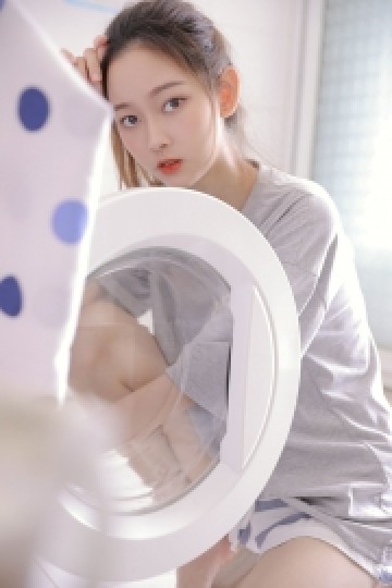 单马尾美女白皙大长腿居家写真