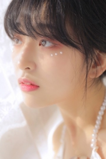 齐刘海萌妹子香肩美背居家写真