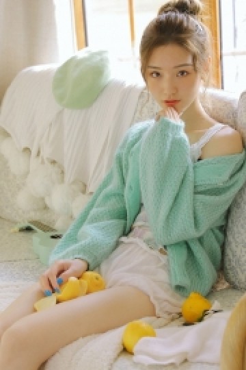 丸子头小姐姐白丝美腿居家写真