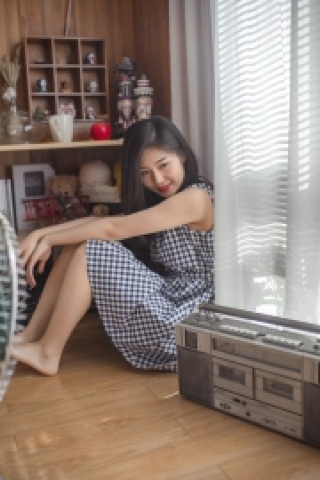 清纯美女长发披肩笑容甜美写真