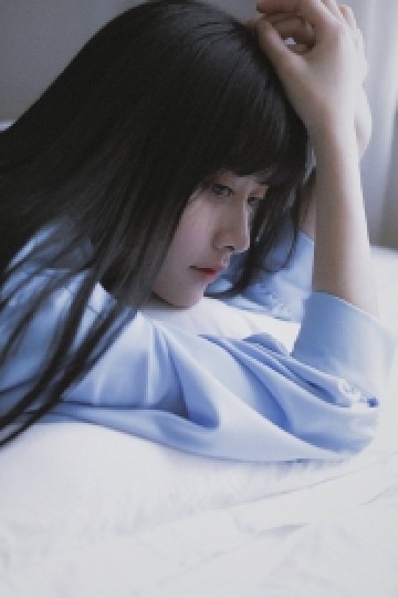 蓝色衬衫美女黑长直发床上写真