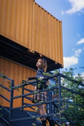 街拍美女格纹短裙修长美腿写真