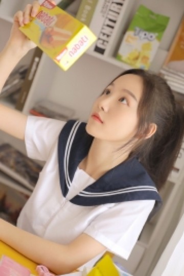 马尾辫学生妹海军制服教室写真