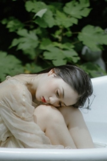 白嫩肌肤美女浴缸湿身诱惑写真
