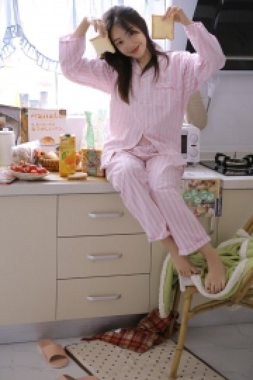 早安少女粉色睡衣甜美可人写真