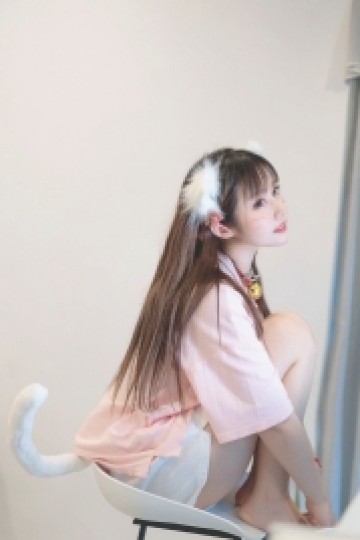 可爱软萌猫系美女修长美腿写真