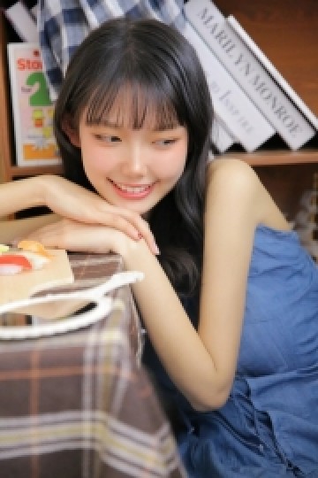 吊带裙小姐姐露齿甜笑私房写真