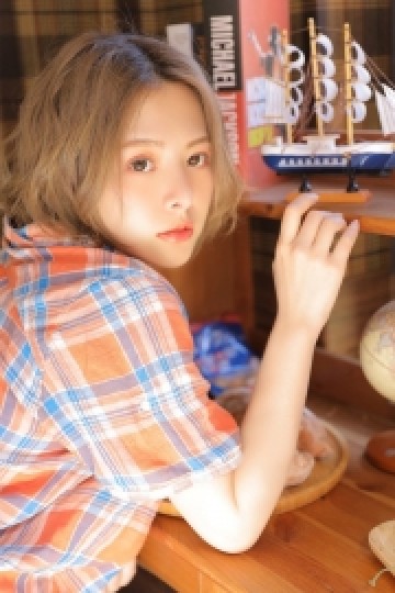 阳光下的短发美妞漂亮脸蛋私拍