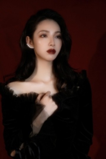 烈焰红唇美女御姐小露香肩美图