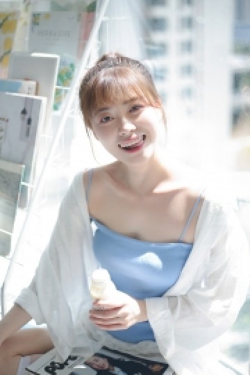 齐刘海美女萝莉吊带香肩私房照