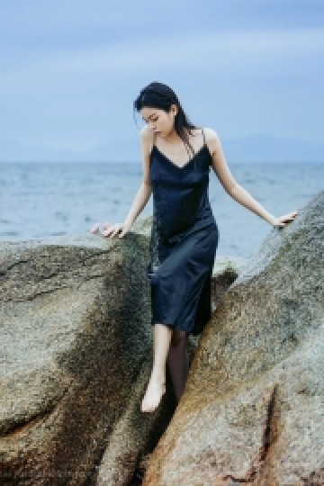 海边美女吊带黑裙湿身诱惑美图