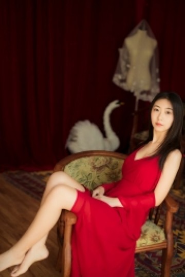 美女御姐吊带红裙风情万种写真