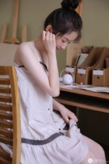 丸子头美少女吊带睡裙居家写真