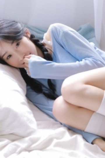 麻花辫美少女白丝美腿床上写真