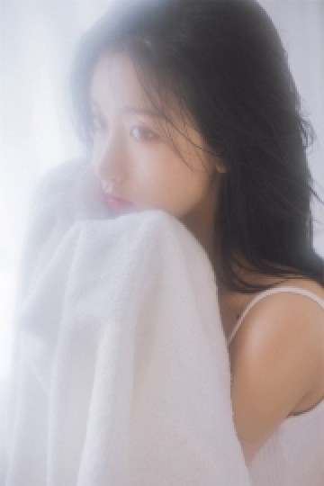 浴巾美女小露香肩室内个人写真