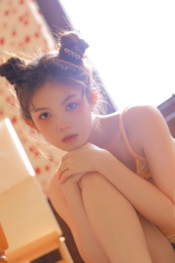 哪吒头萌妹子吊带热裤居家写真