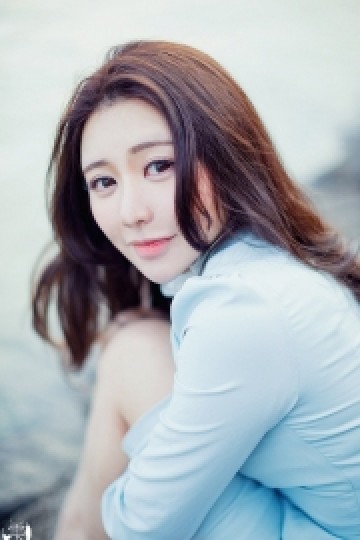 波浪卷发美女海边裙摆飘扬写真
