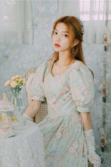 金发少女红唇雪肤美丽动人写真