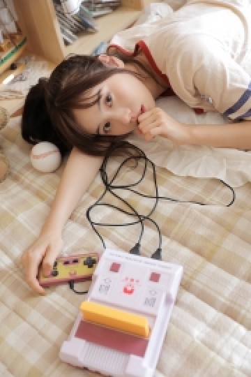 运动服美女白皙大长腿居家图片