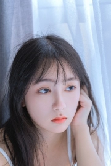 早安少女吊带香肩慵懒迷人美图