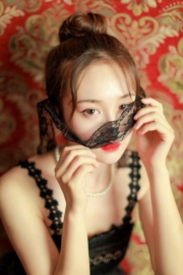 吊带纱裙清纯美女红唇雪肤写真