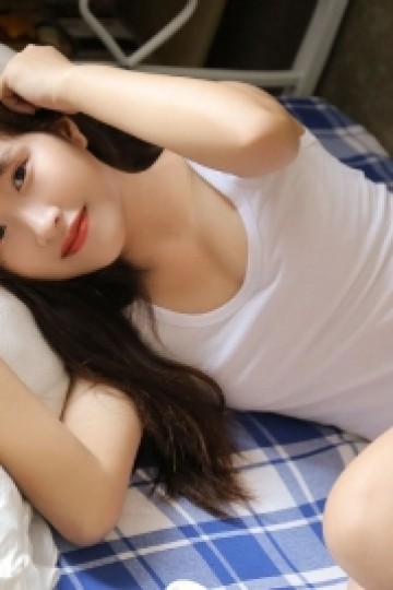 邻家女孩背心短裤室内个人写真