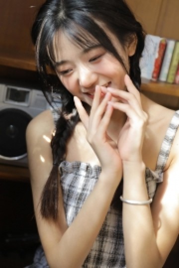 麻花辫美少女吊带短裙居家写真